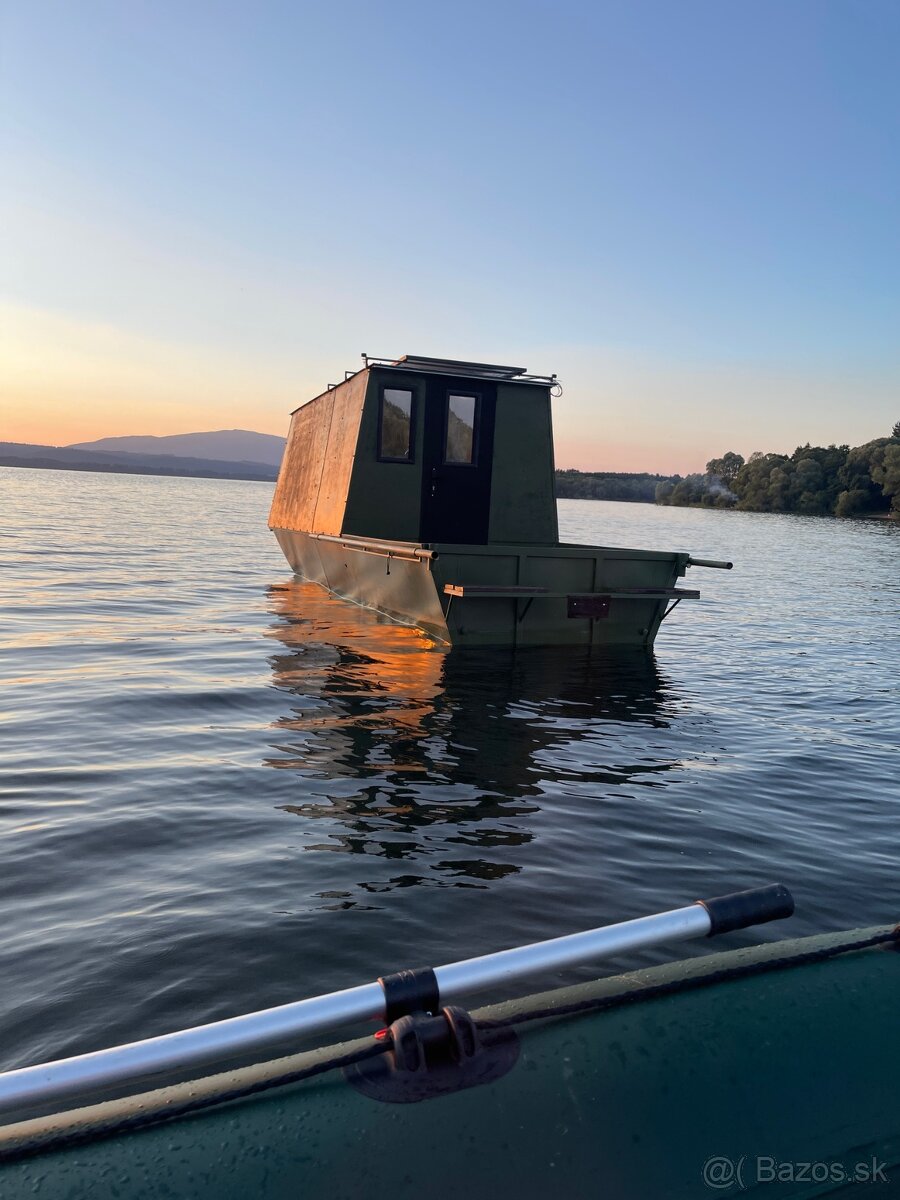Kajutová loď . Mini hausboat