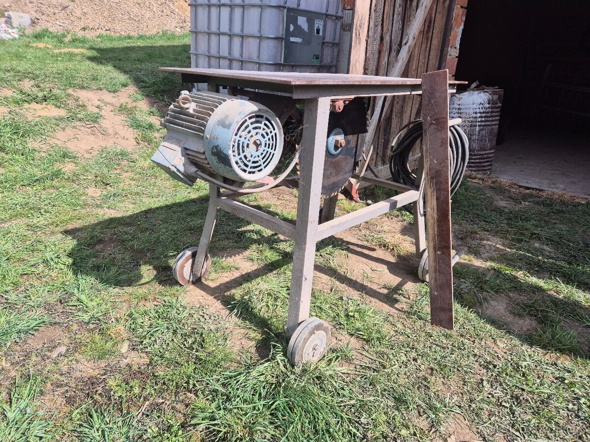 Stolová píla na 380 V
