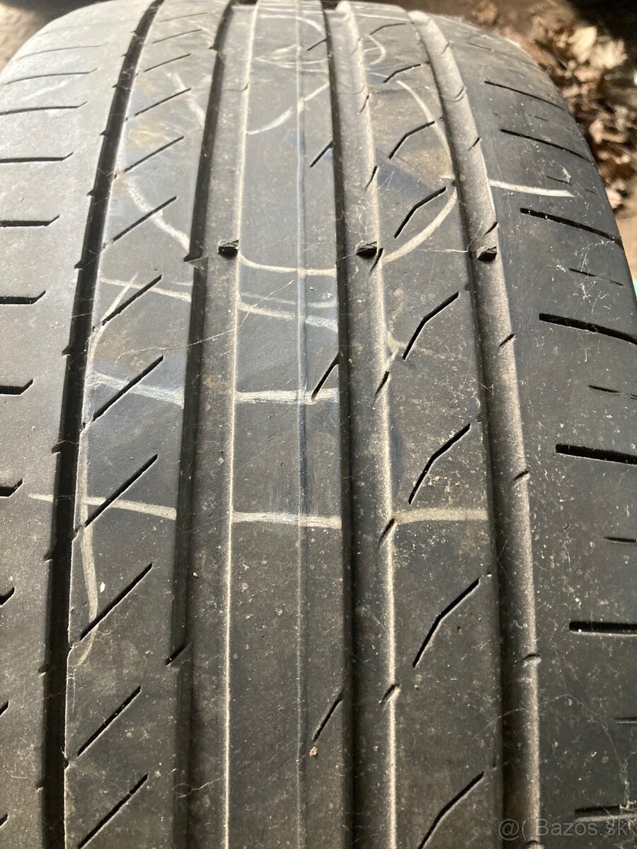 245/45R19