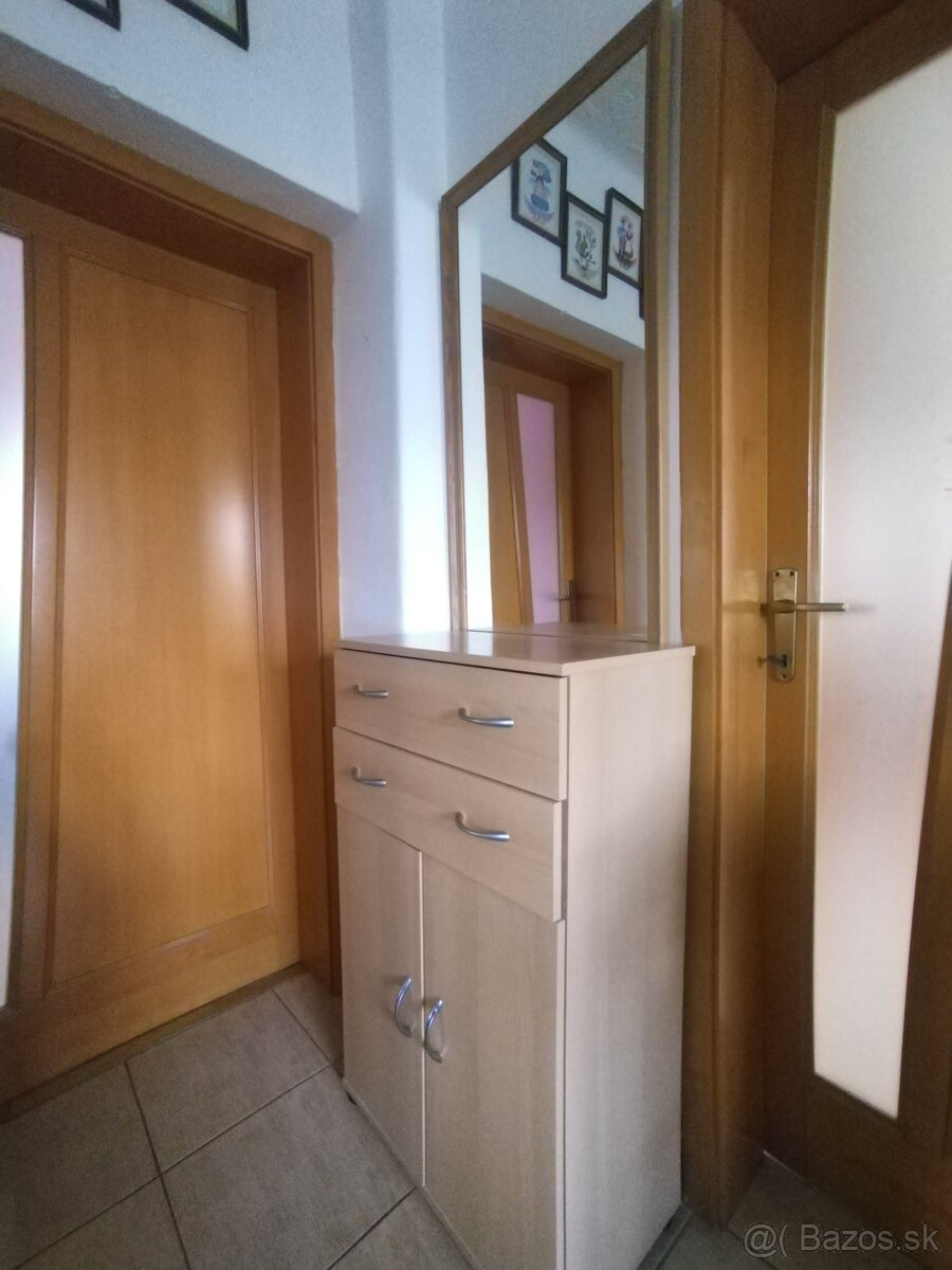 Predám komodu aj so zrkadlom