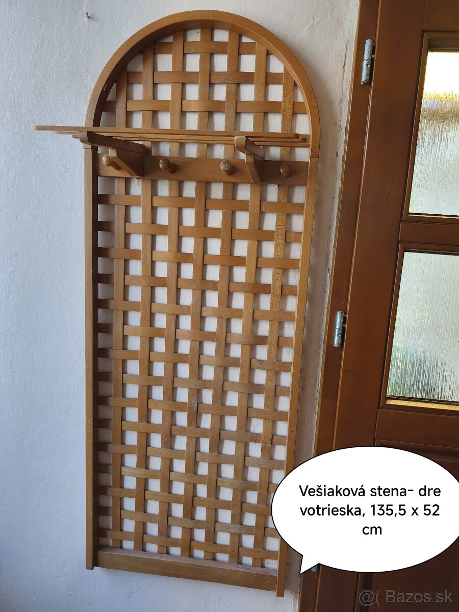 Vešiaková stena s háčikmi