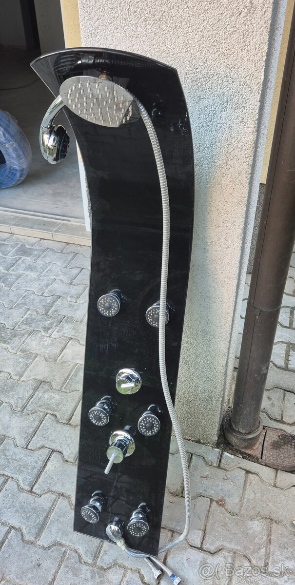 Čierna hydromasážna sprcha so 6 tryskami