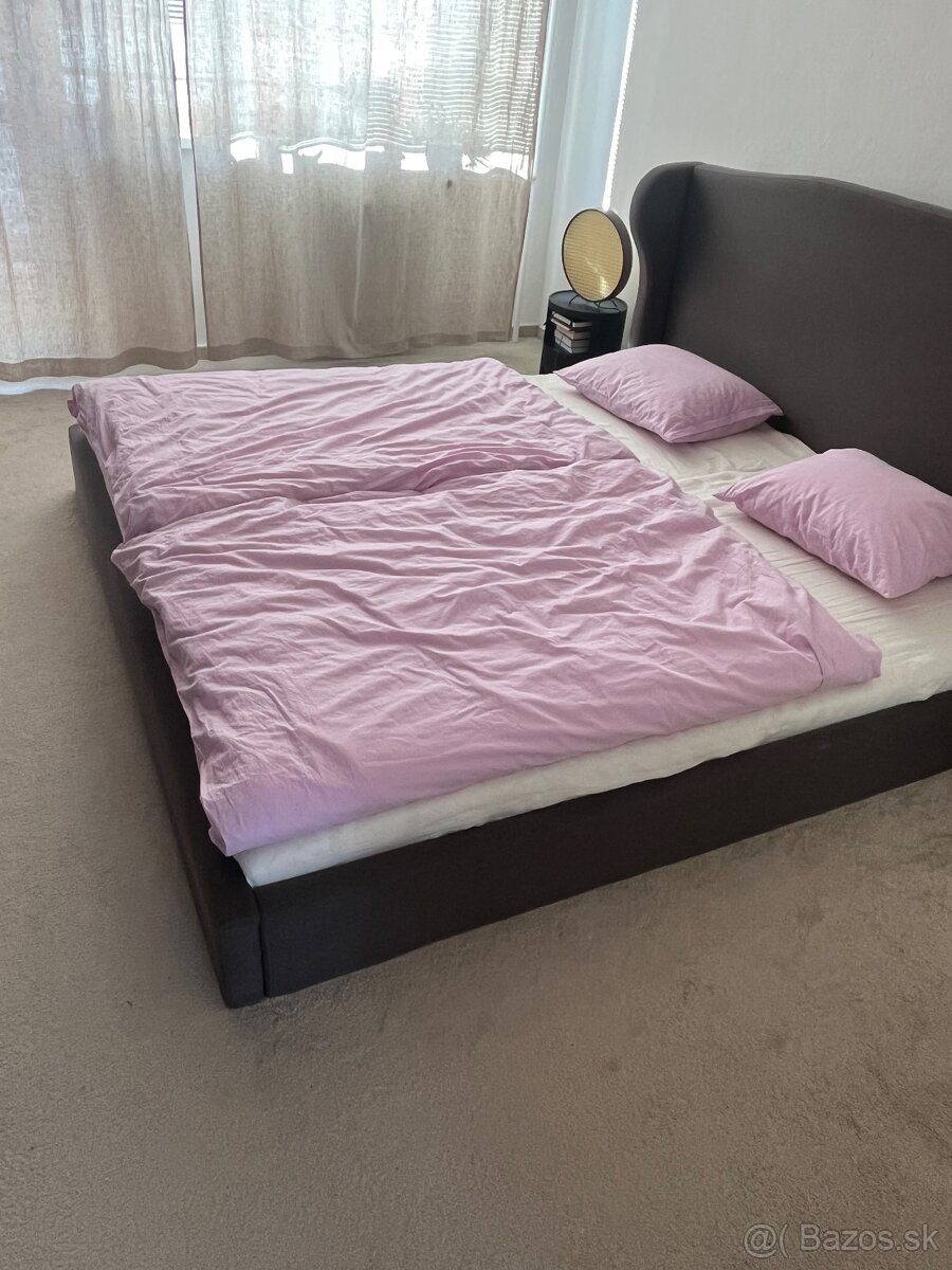 Čalúnená posteľ
