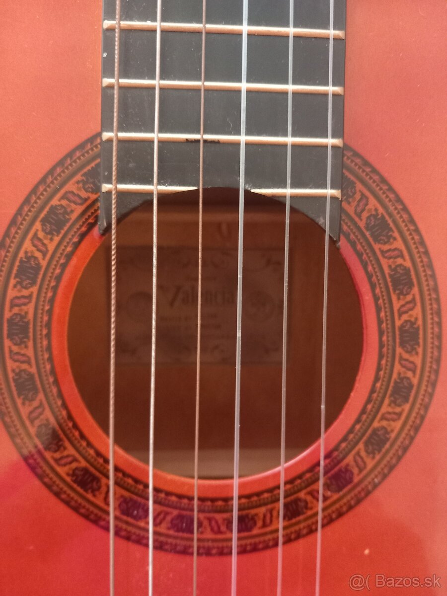 Predam gitaru bez škrabancov nové struny viac info volat