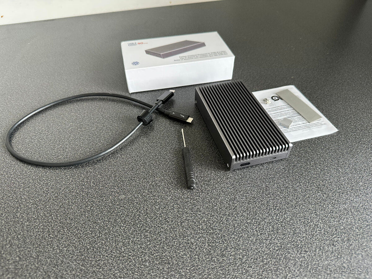 Qwiizlab SSD enclousure (externý obal) USB4/Thunderbolt 4