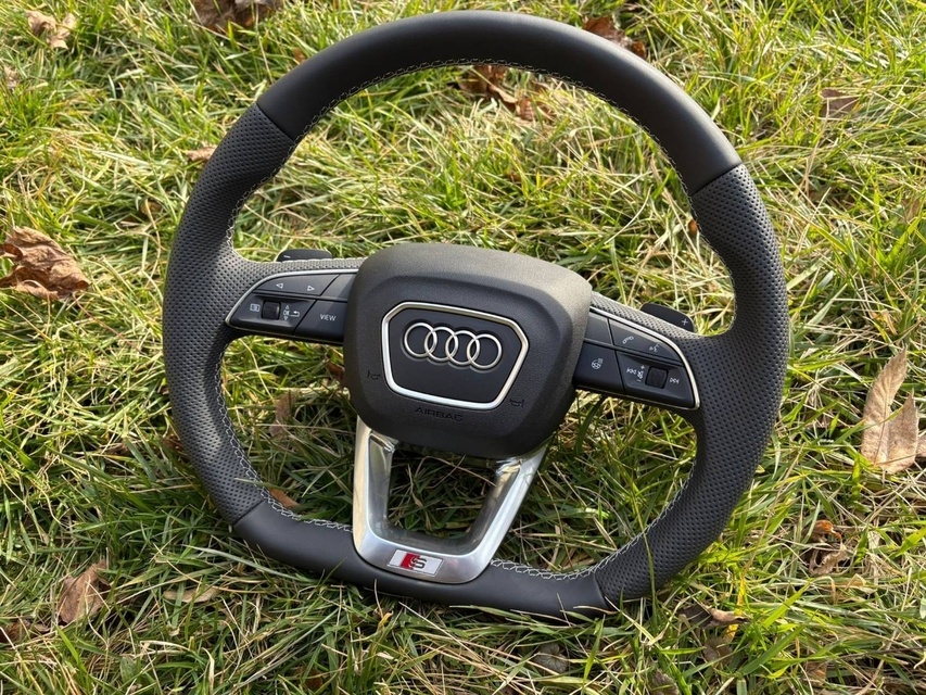 AUDI ŠPORTOVÝ VYHRIEVANÝ ZKOSENÝ PERFOROVANÝ VOLANT