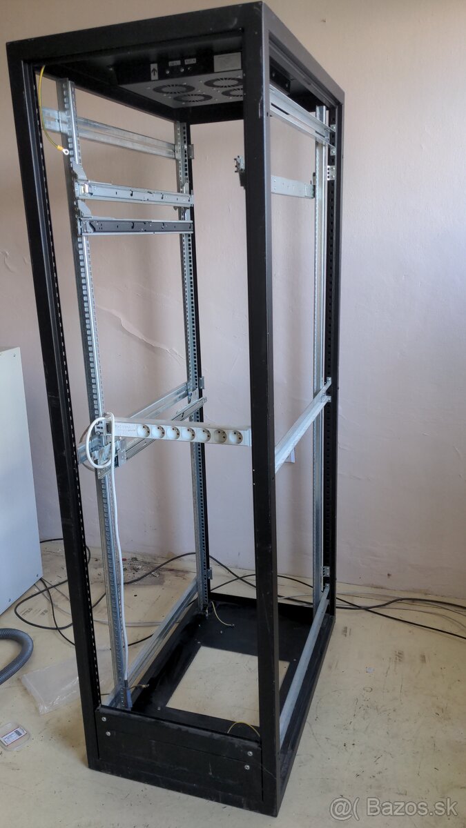 Rack skriňa 42U