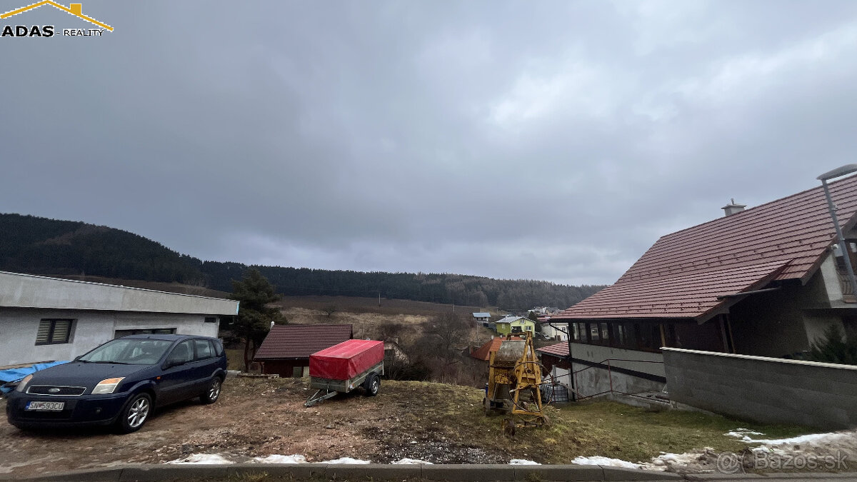 Na predaj stavebný pozemok s IS v Dravciach