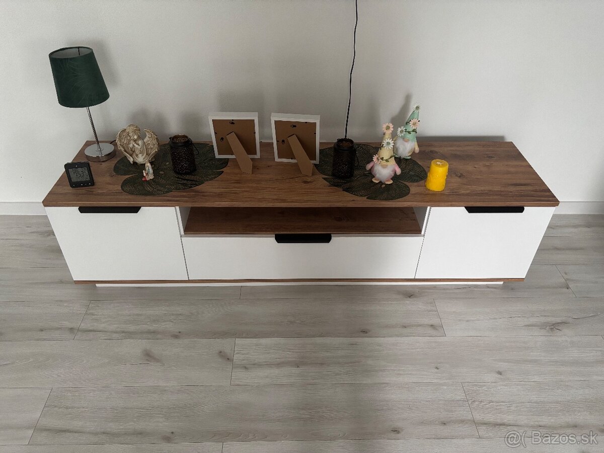 Stolík pod tv
