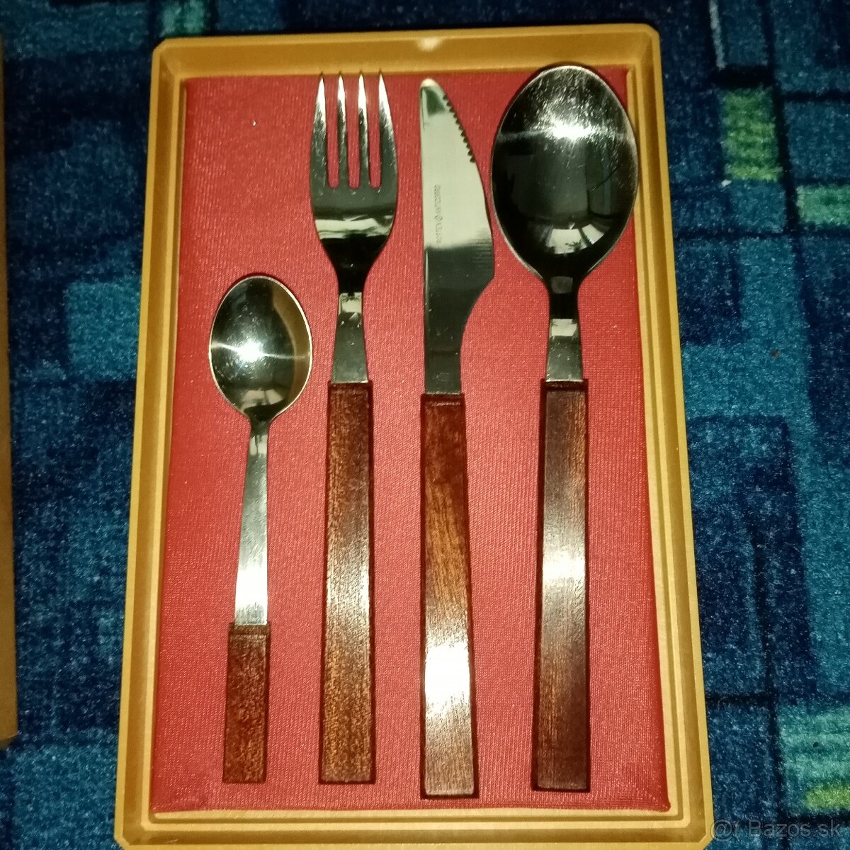 Príbor Rostex s drevenou rúčkou