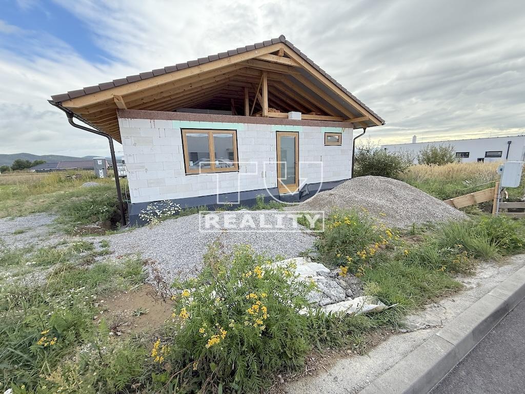Moderný kvalitný 4-izbový rodinný dom v Trenčianskom...