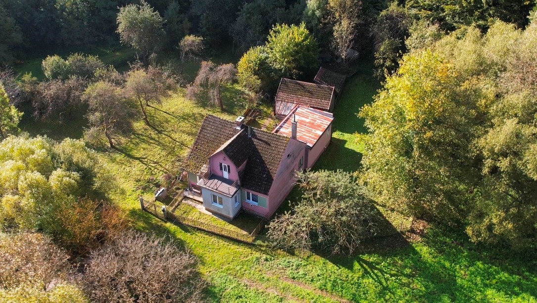REZERVOVANÉ - RODINNÝ DOM S VEĽKÝM POZEMKOM V OBCI BELUŠA