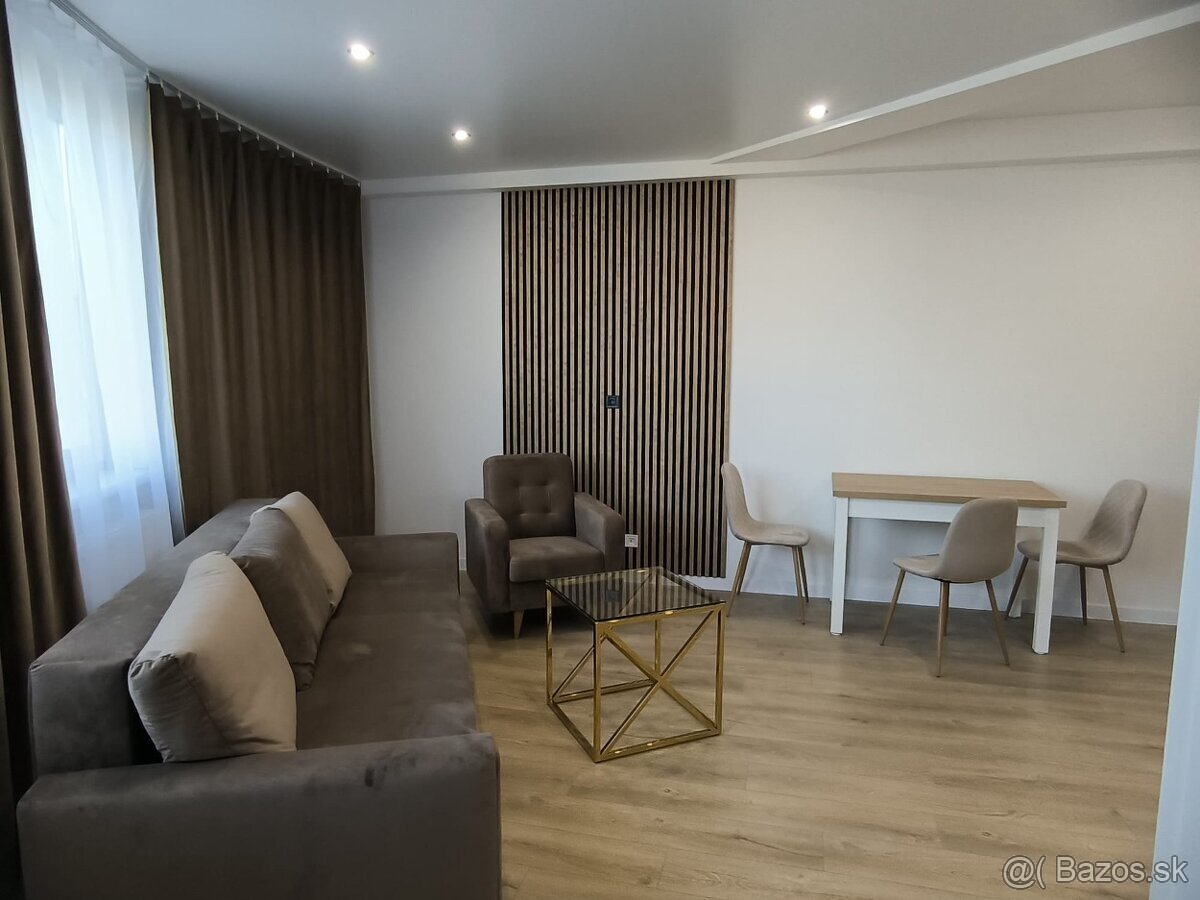 Prenájom 2 izbového bytu na námestí