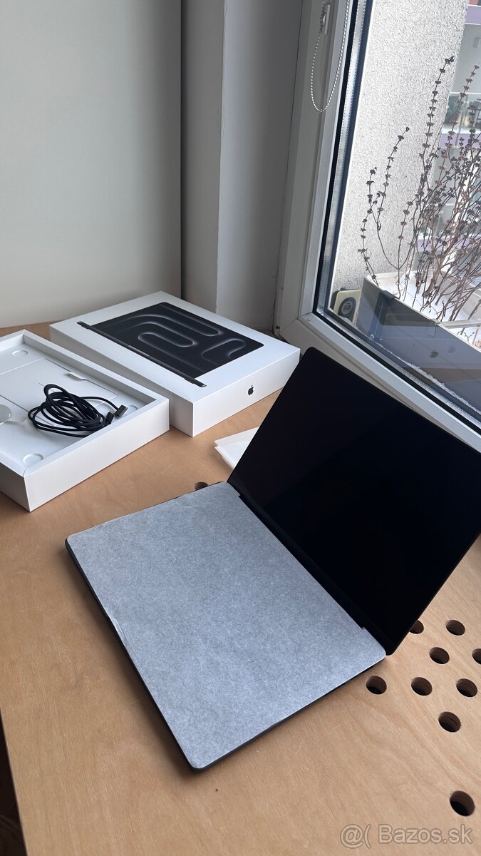 MacBook Pro 14" M5 -Cosmic Black -Úplne nový 16GB/ 1000 GB
