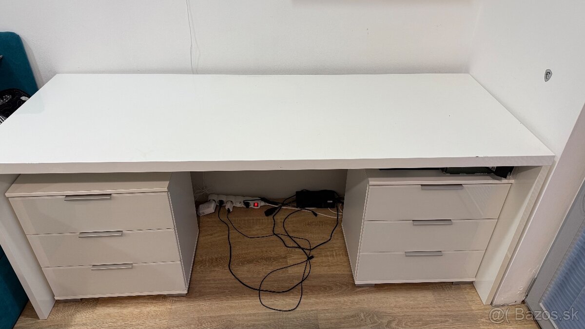 Posaci stol a suflikove skrinky.