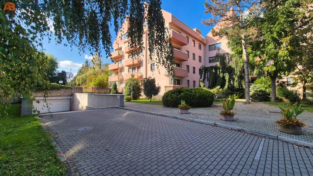 Priestranný 1-izbový byt s balkónom pri mestskom parku