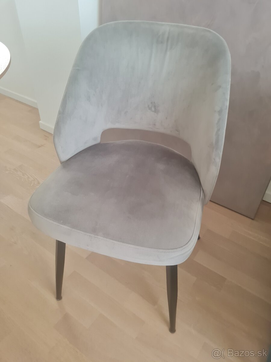 Dve zamatove stolicky