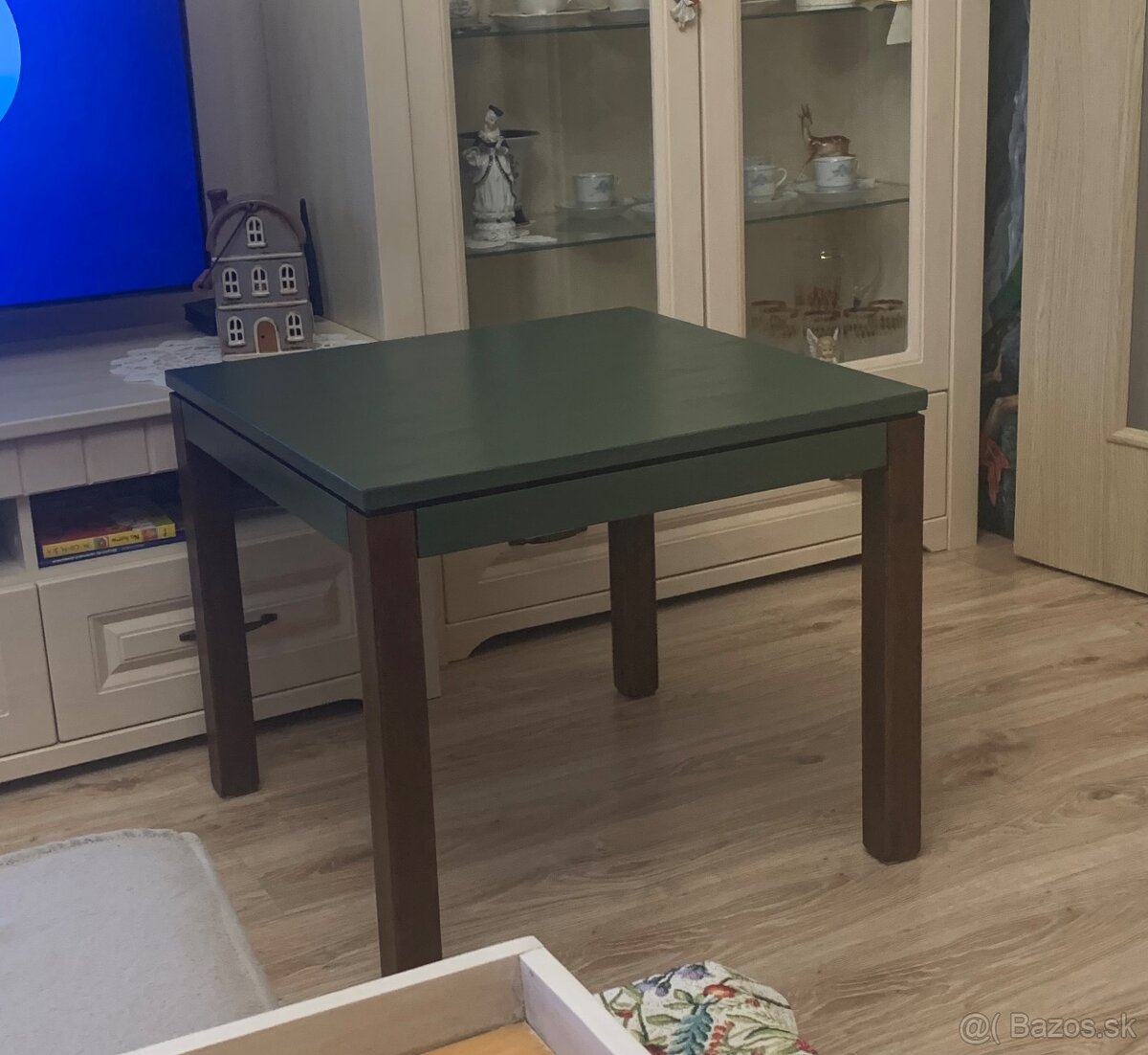 Drevený konferenčný stolík