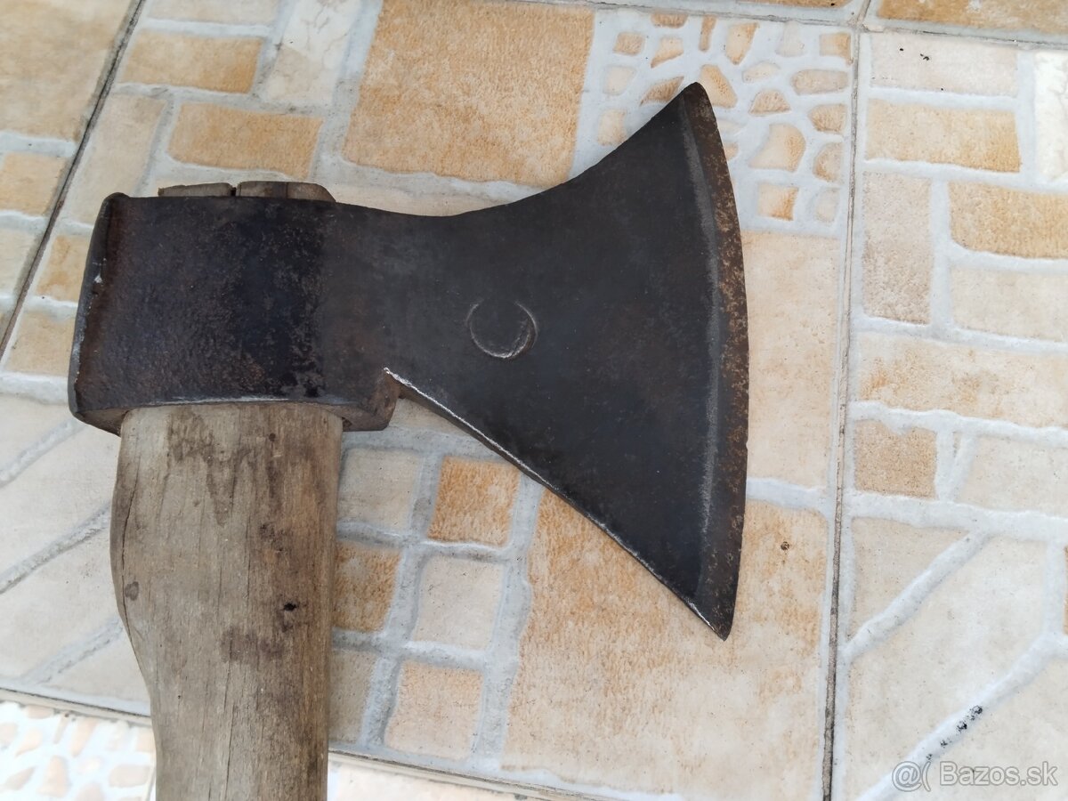 Starožitna sekera značená
