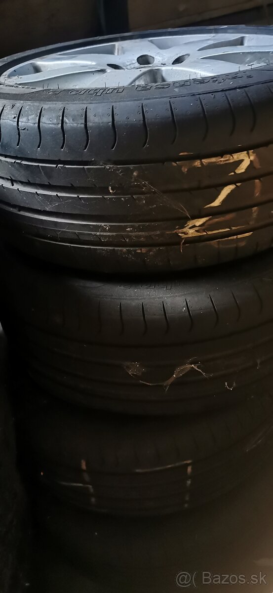 Predame pneumatiky na auta skoda a mitsubishi pajero