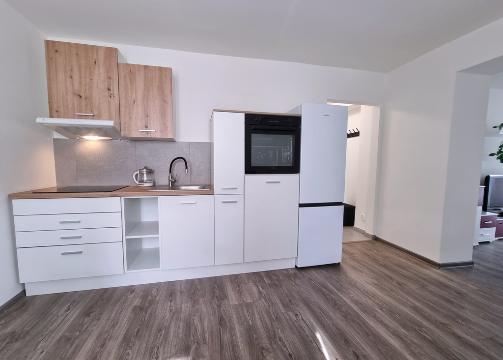 Prenájom, zariadený 1i byt s veľkým balkónom Žiar n/Hronom