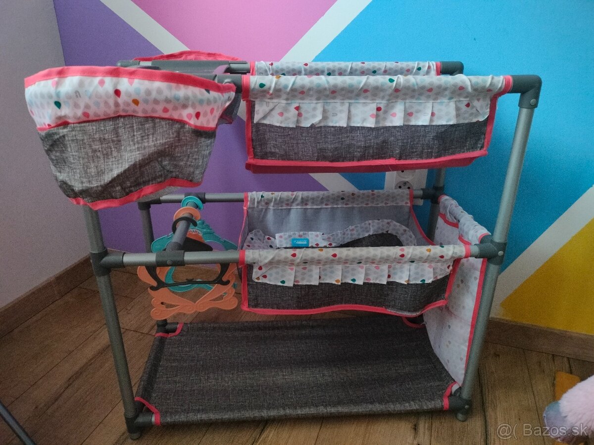 Postieľka a jedálenská stolička pre 2 bábiky.