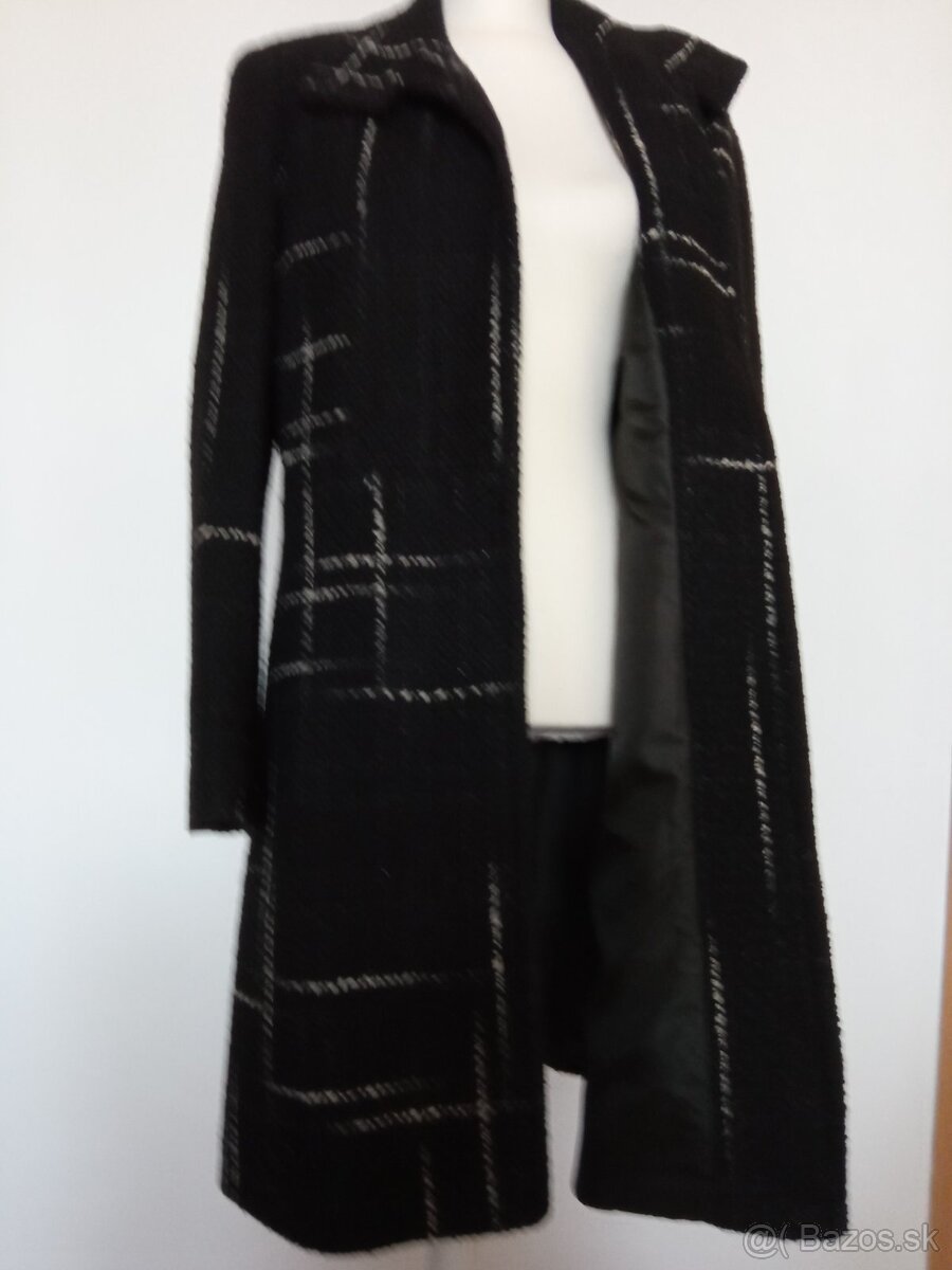 Čierny kabát s bielymi prúžkami