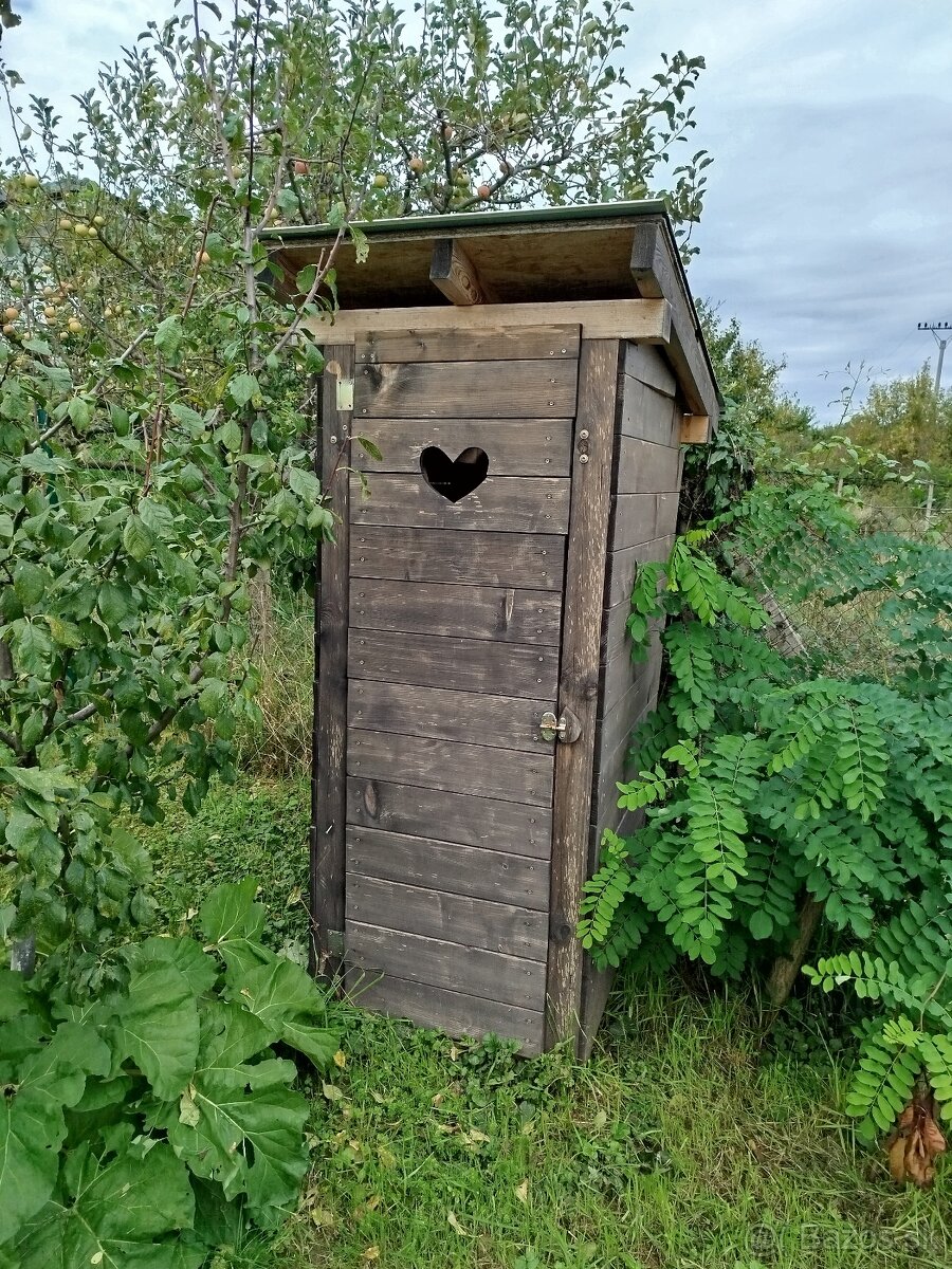 predam dreveny zachod