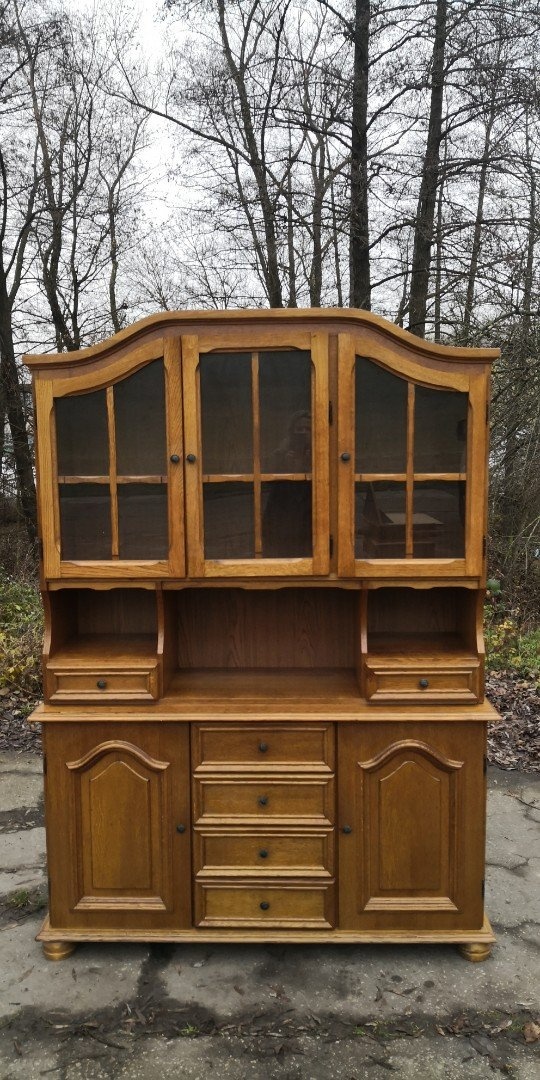 Rustikálny masivný príborník