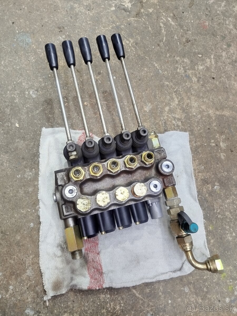 Hydraulický rozvádzač 5 sekcii