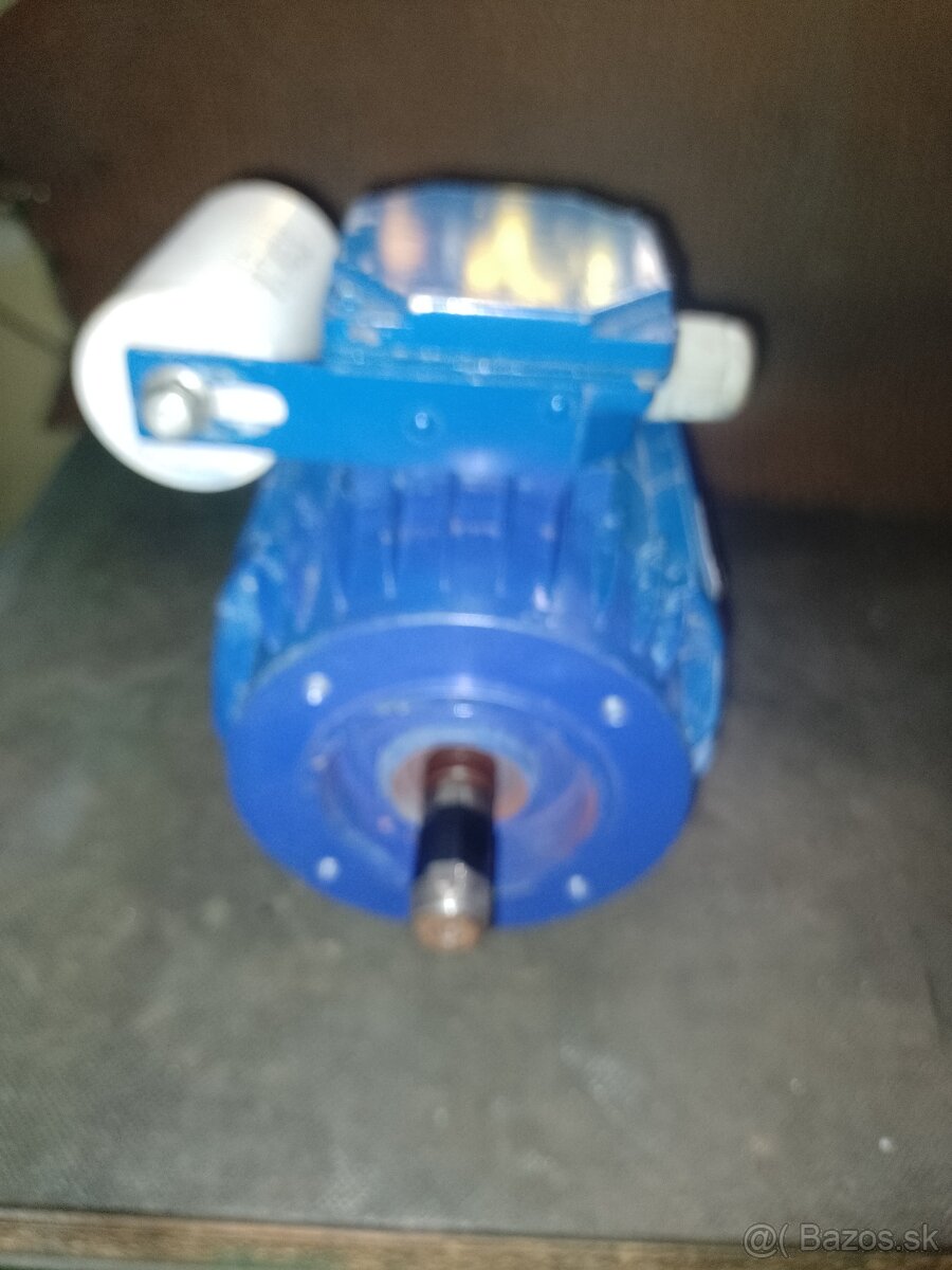 Predám nepoužitý jednofázový elektromotor.