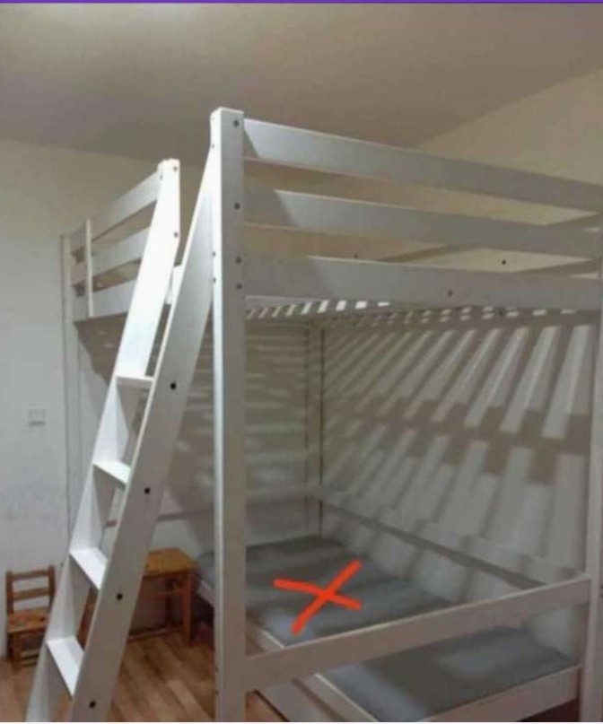 biela poschodová posteľ