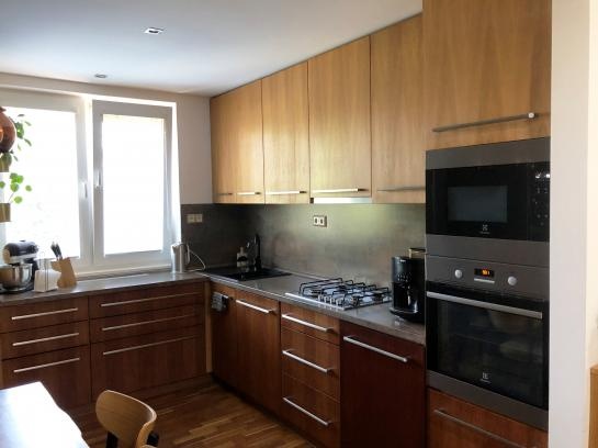 Na predaj štýlový 3-izbový tehlový byt s balkónom a garážou