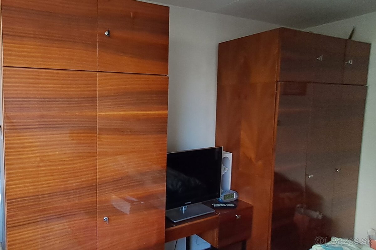 Skrine a posteĺ