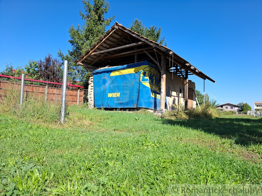 Pozemok so starým domom a inžinierskymi sieťami v obci Kra