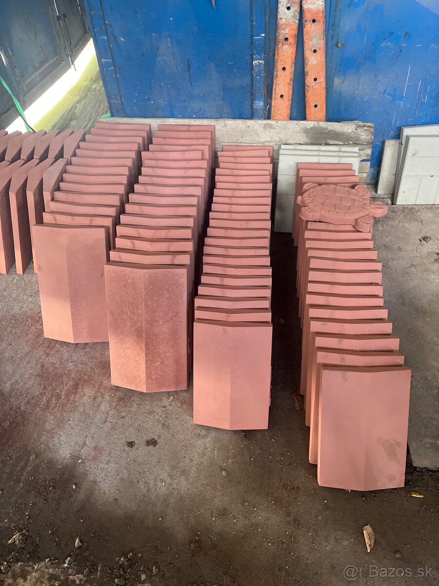 Betónové striešky na múr