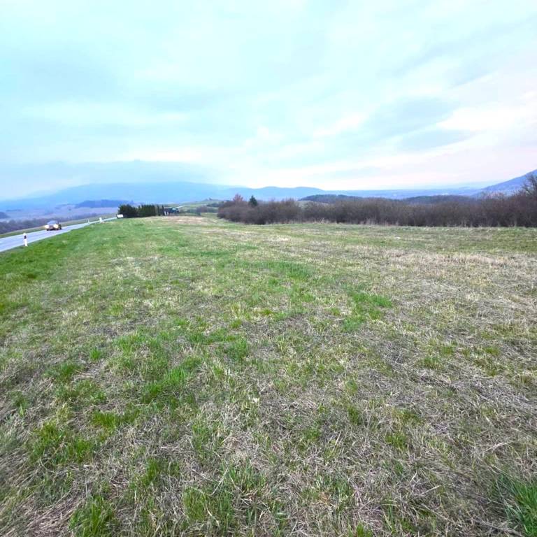 Pozemok Podhorany 1667m2, vhodný na výstavbu RD