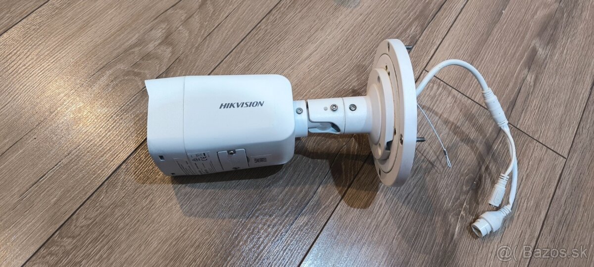 Hikvision 4Mpx IP kamera DS-2CD2047G2-L + podložka