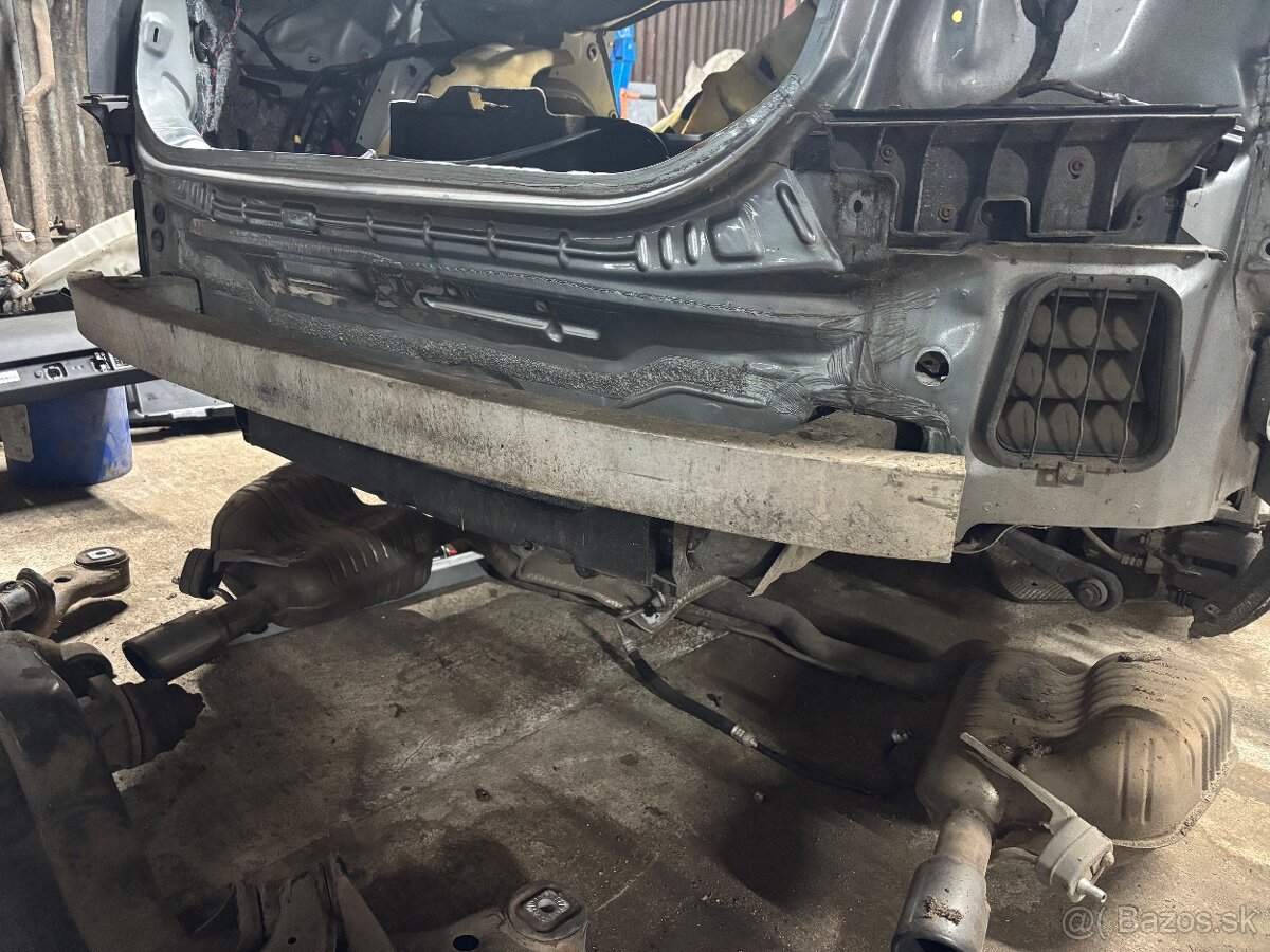 Audi a6c6 sedan Výstuha zadného naraznika