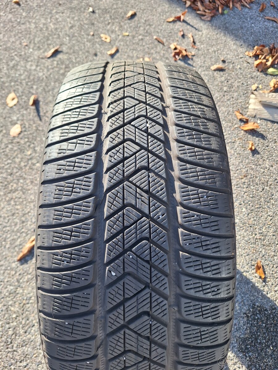 275/40 R22 Pirelli RFT