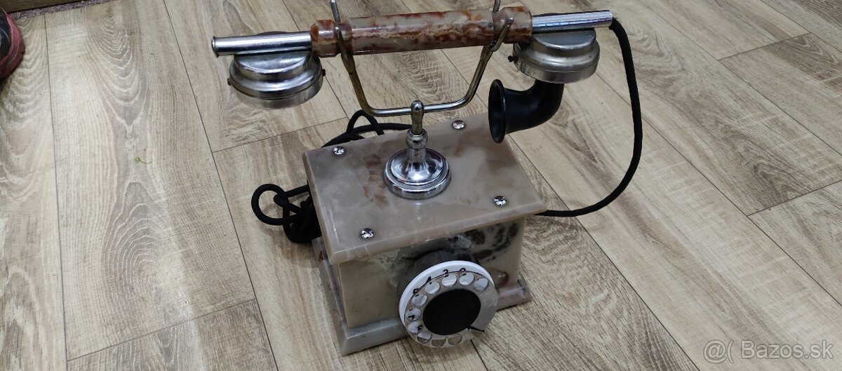 Starožitný telefon