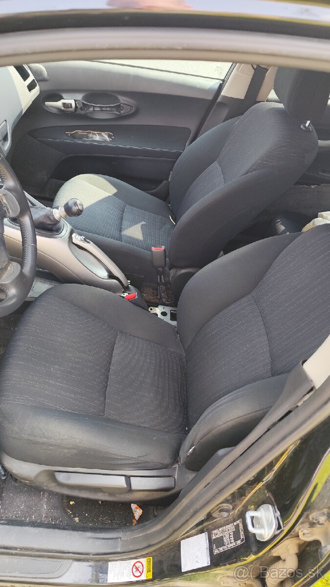 Toyota Auris 2009 sedacky
