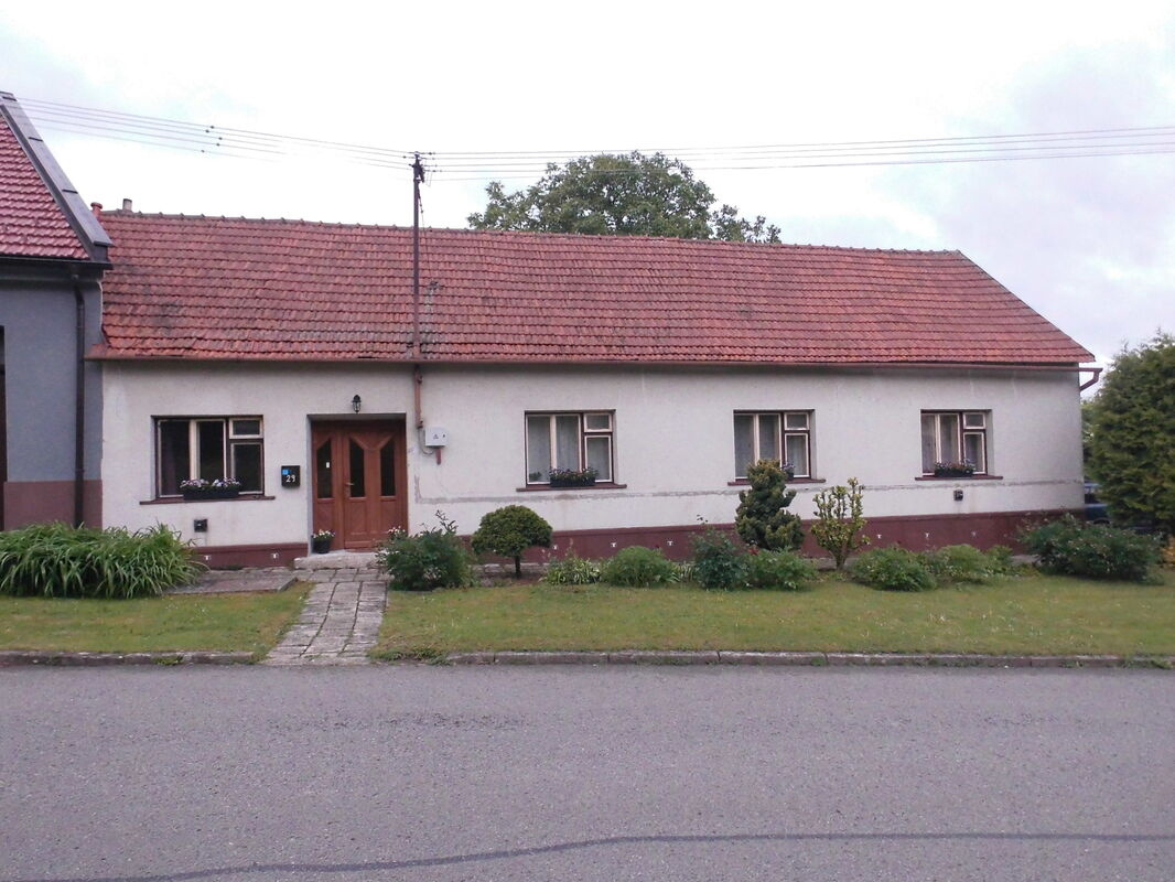 Rodinny dom a zrub s krásnou záhradou 40min od Brna