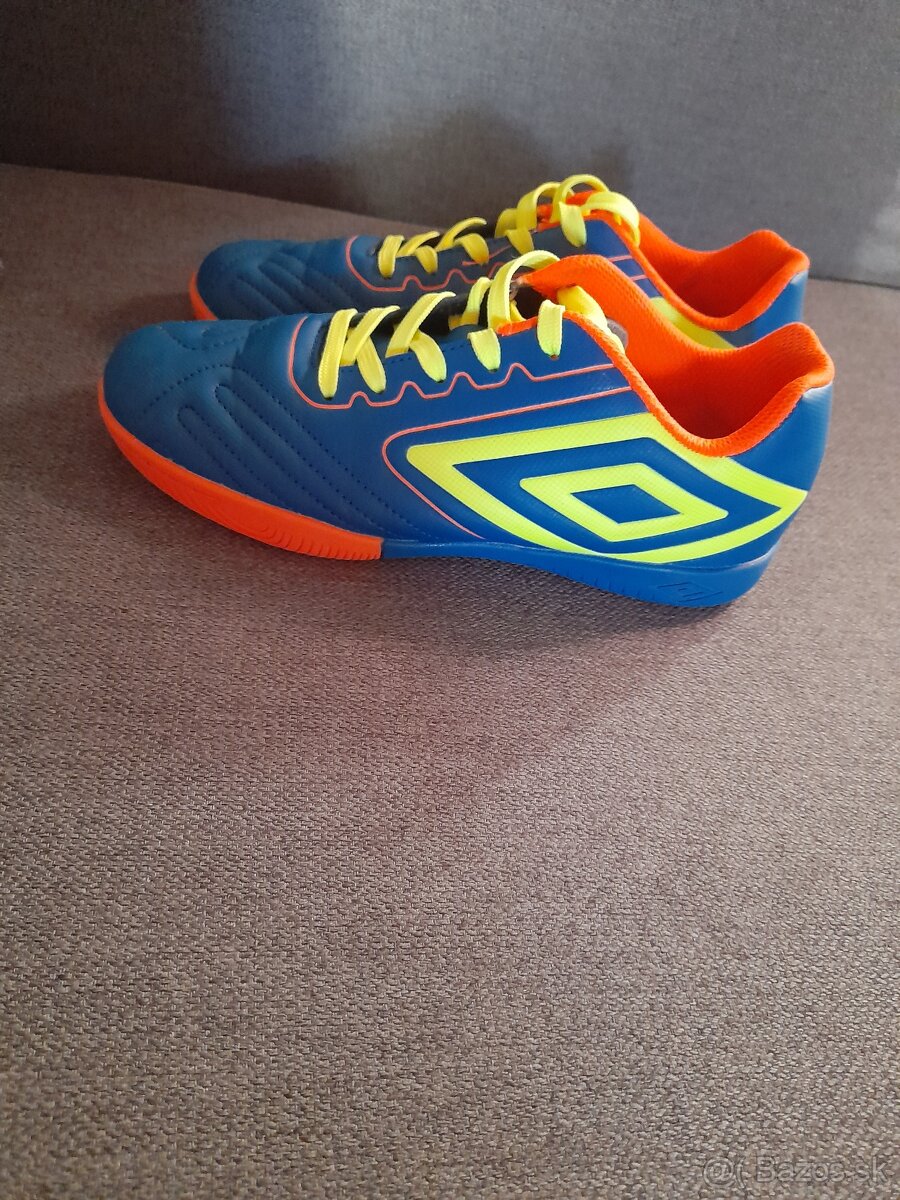 Halovky Umbro veľkosť 36
