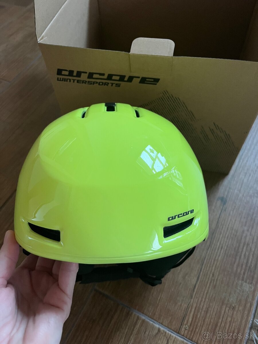 Prilba na korcule a lyze