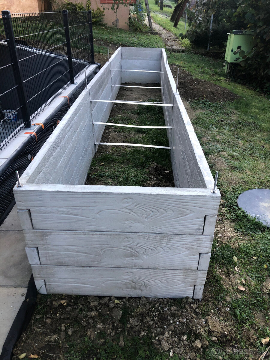 Betónový vyvýšený záhon ROBUST dekor drevo