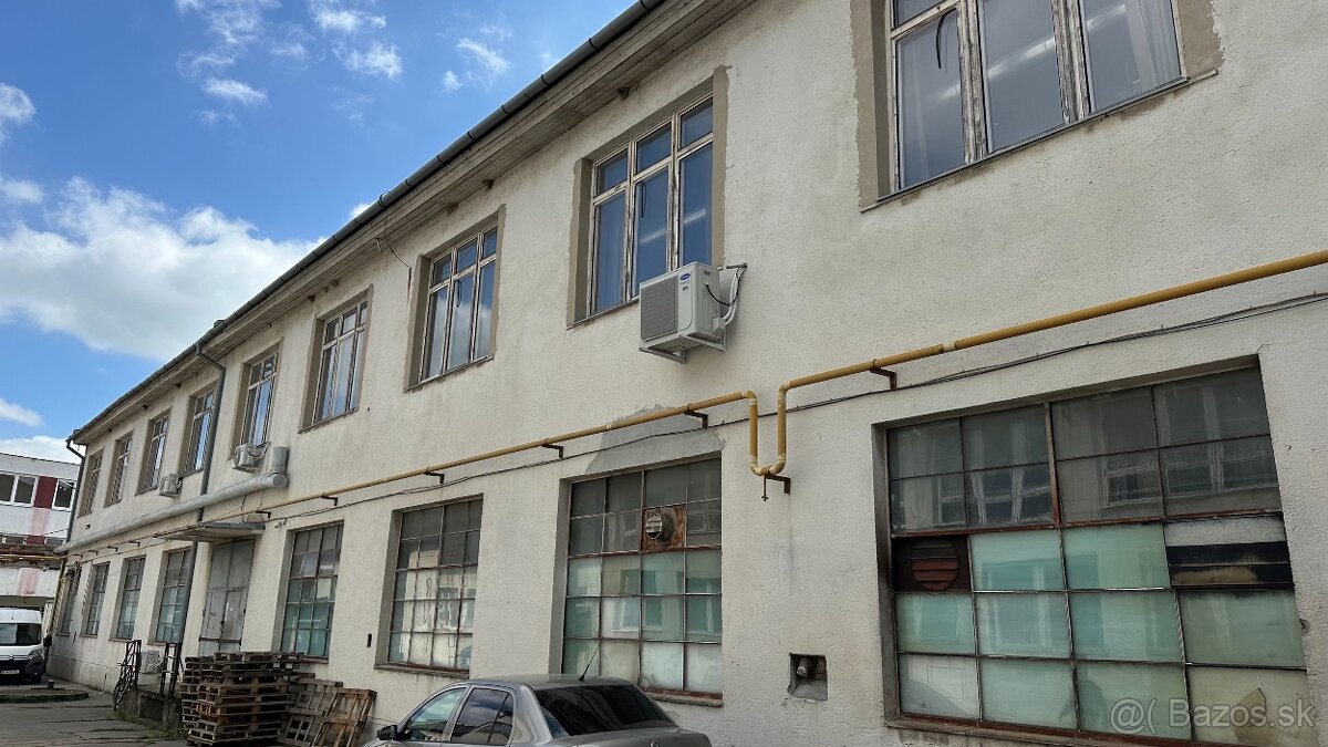 Napredaj trojpodlažná budova v centre Vrbového