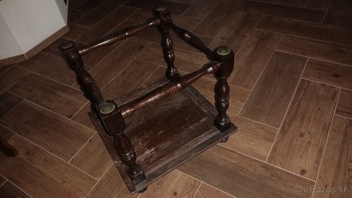 Drevený stolík