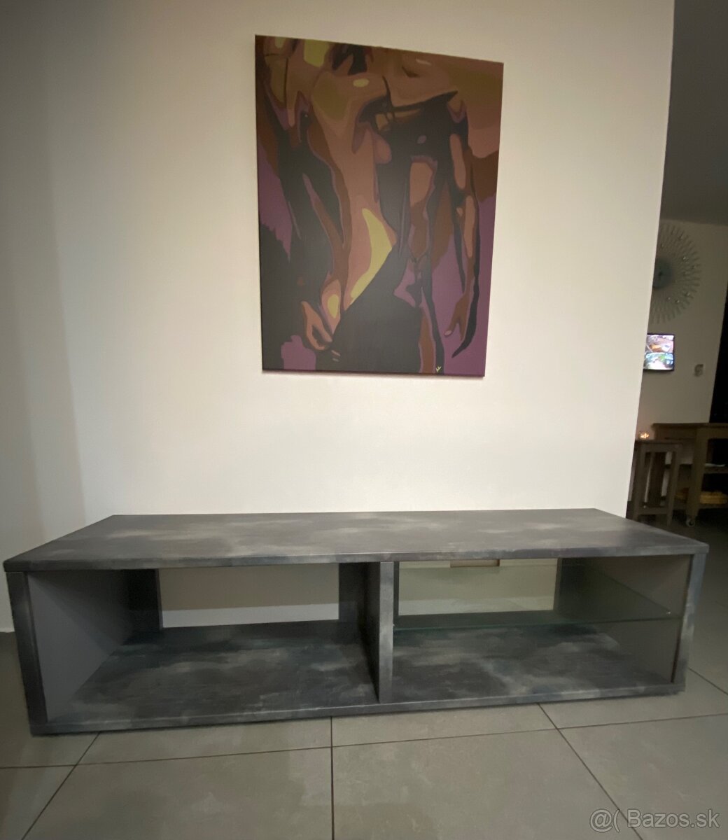 Komoda pod televizor