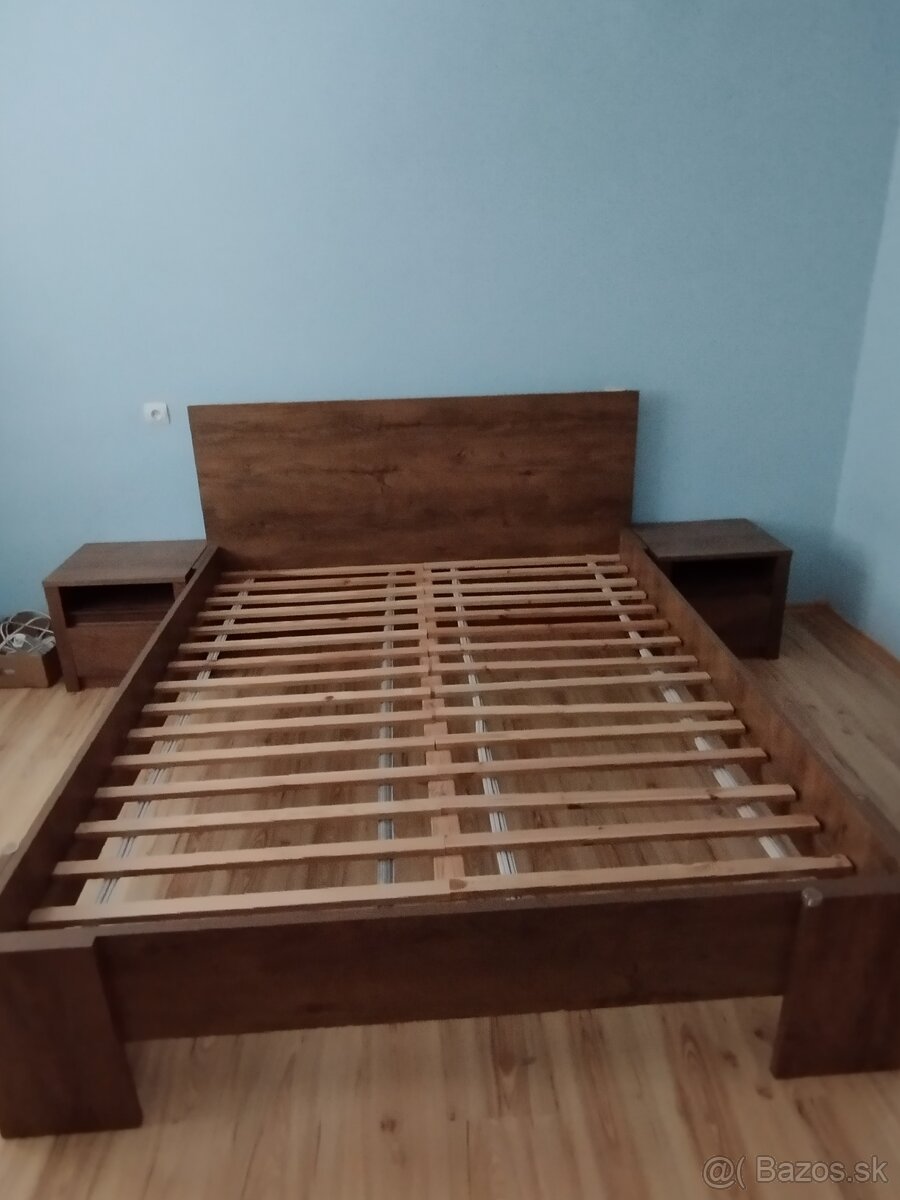 Predám  manželskú posteľ s nočnými stolíkmi